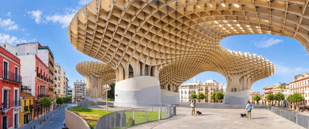 Las Setas de la Encarnación sobre la plaza, con edificios de colores