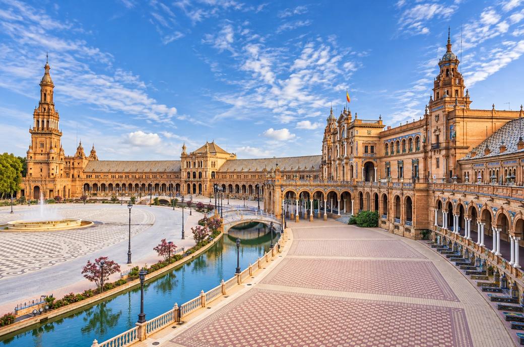 Vista amplia de la Plaza de España con sus torres y el canal