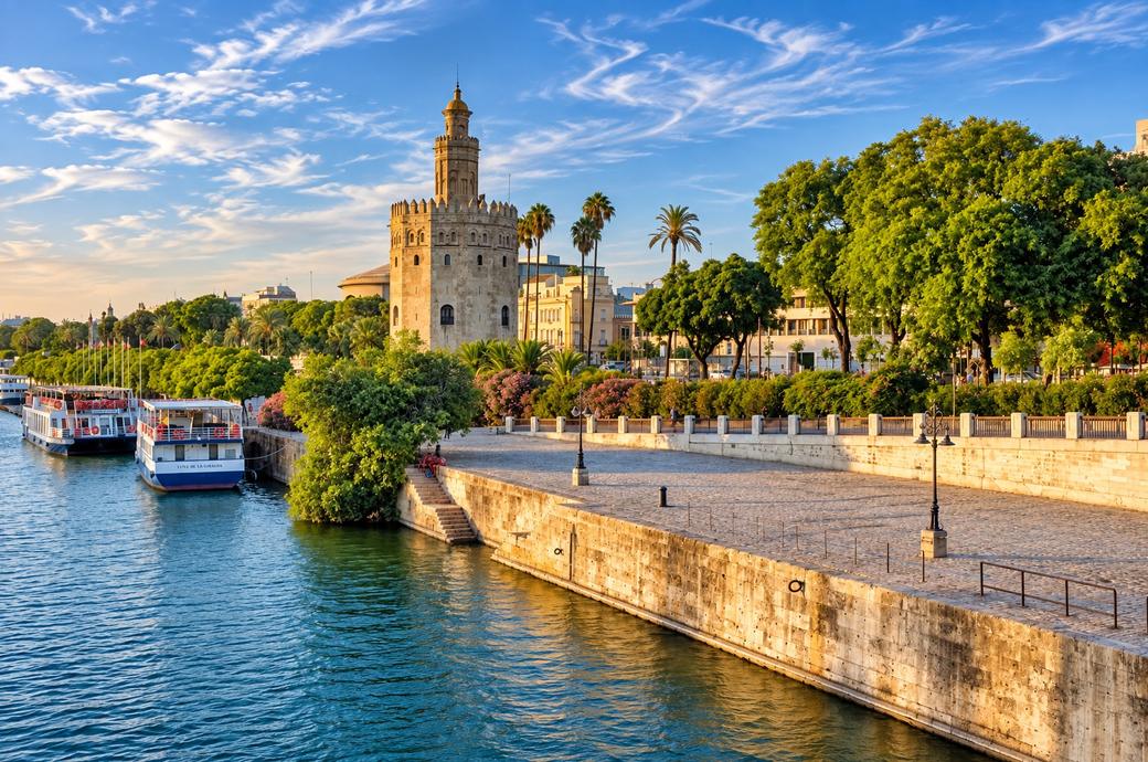 La Torre del Oro e la passeggiata lungo il Guadalquivir in una giornata di sole
