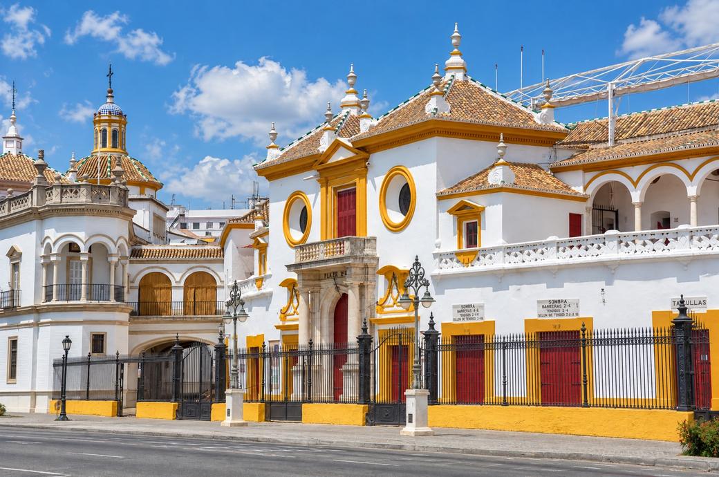 Fachada blanca y albero de la plaza de toros de la Maestranza, en El Arenal
