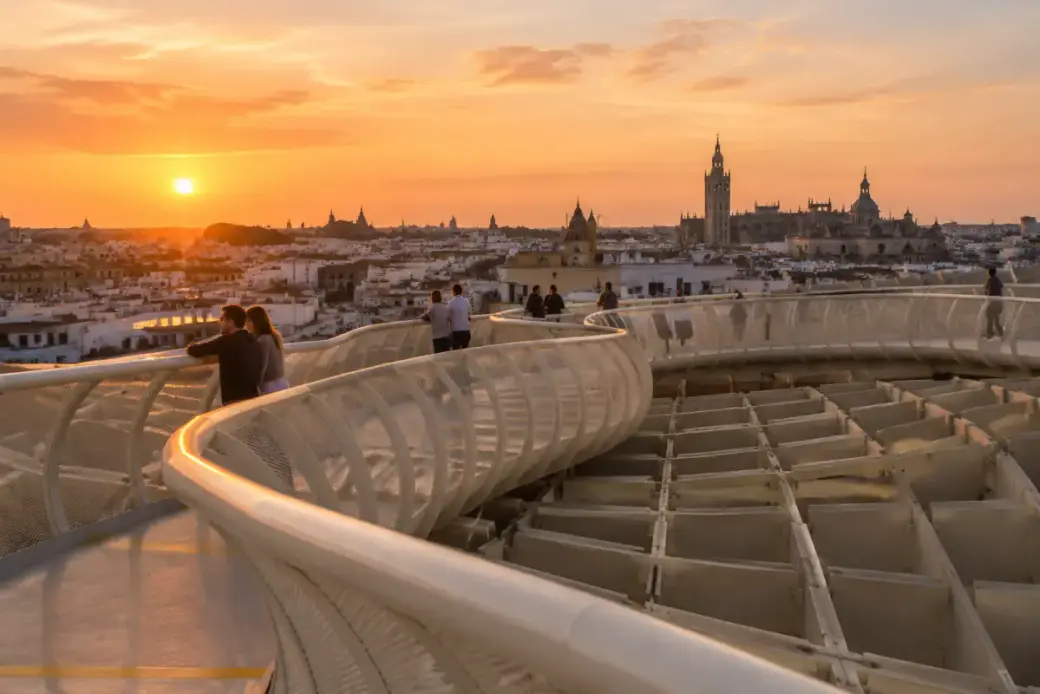 Pasarela del mirador de las Setas al atardecer con la Giralda al fondo