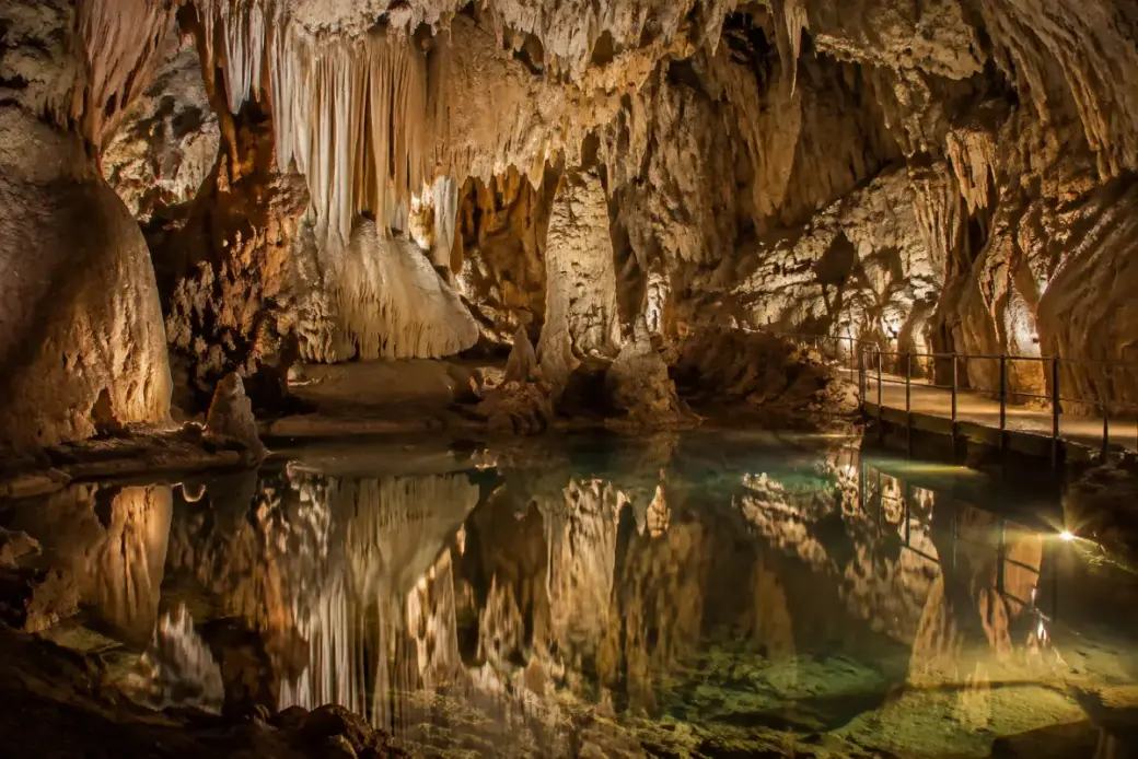 Formaciones y lago subterráneo en una galería de la Gruta de las Maravillas