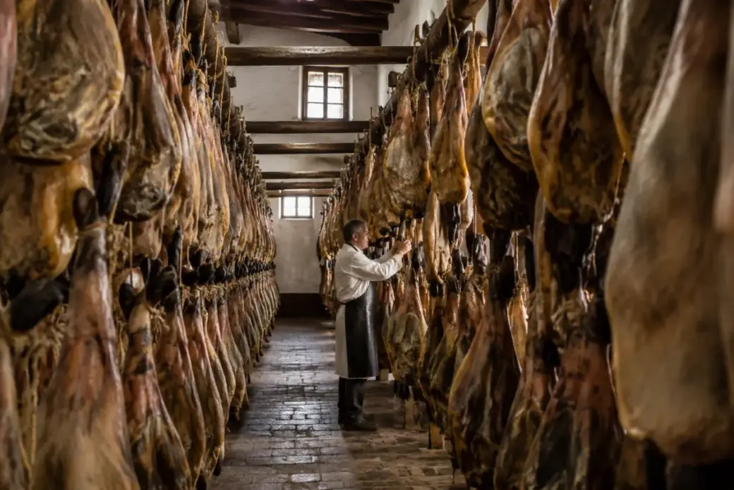 Jamones ibéricos curándose en un secadero tradicional de la sierra de Aracena