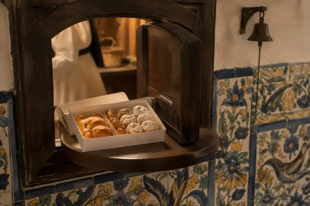 Dulces de convento en el torno de un convento de clausura de Sevilla