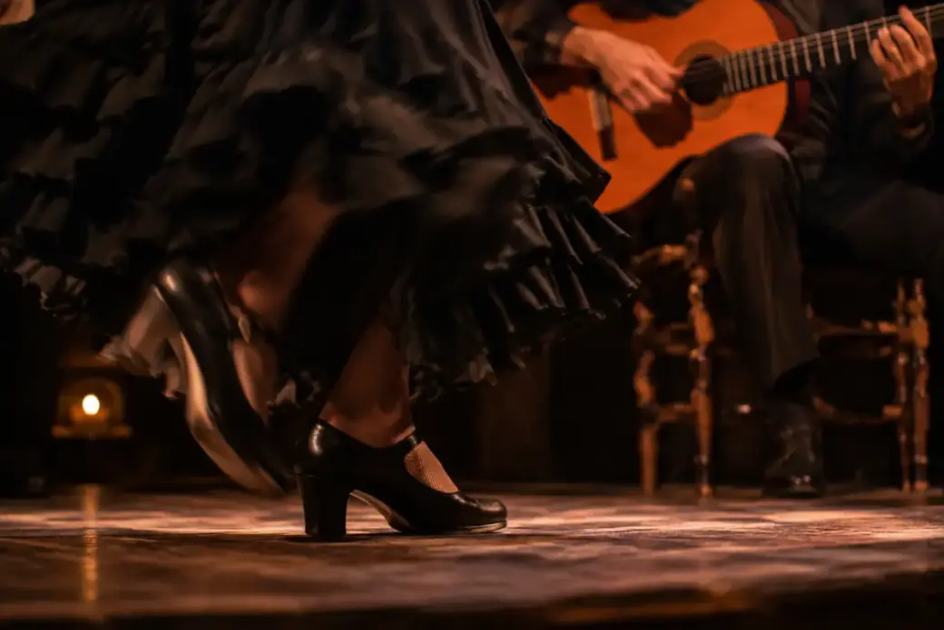 Zapateado sobre la tarima y guitarra flamenca vistos a un metro
