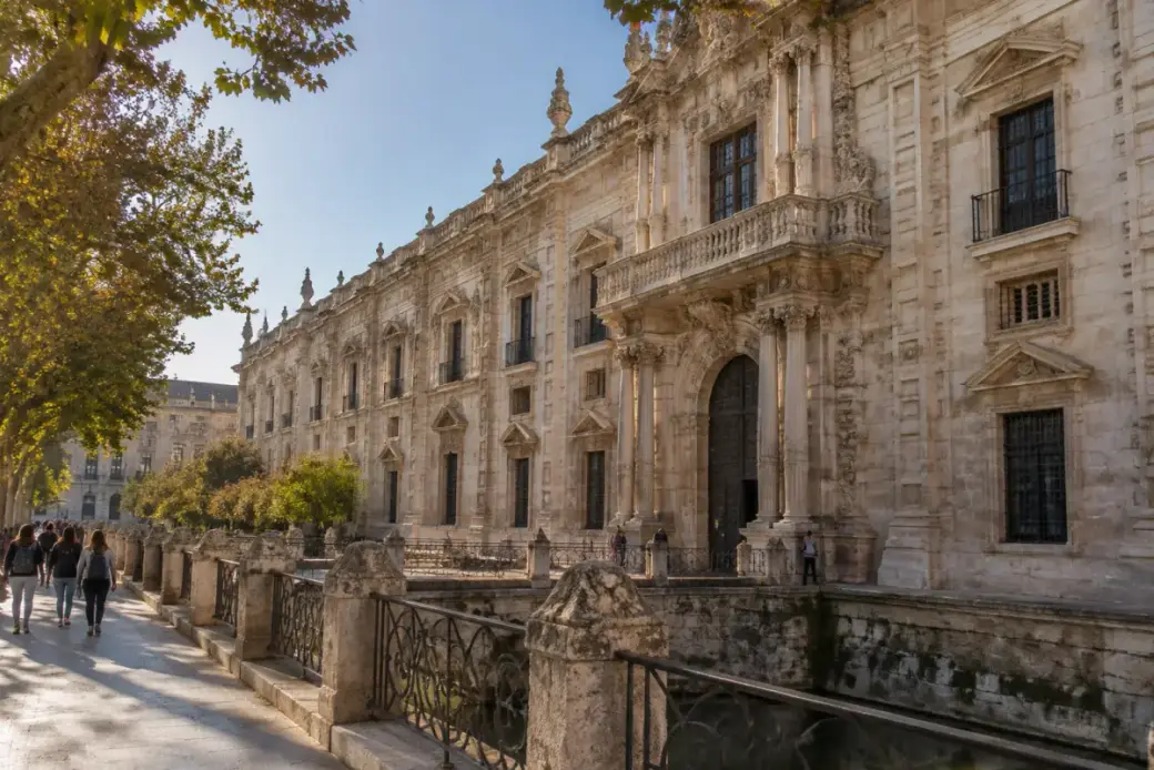 Fachada de la antigua Fábrica de Tabacos, hoy Universidad, escenario de «Carmen»
