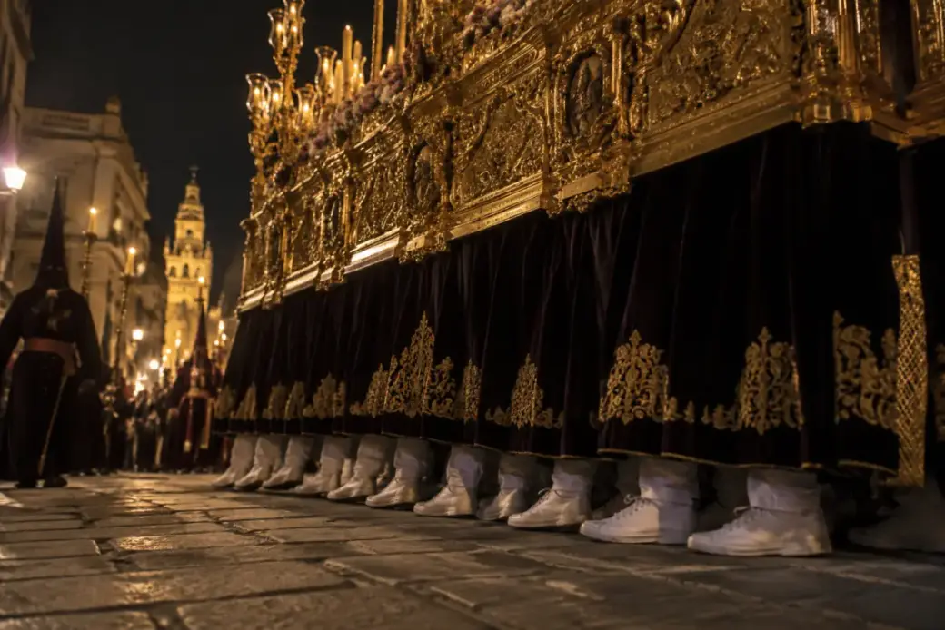 Pies de los costaleros bajo los faldones de un paso de Semana Santa