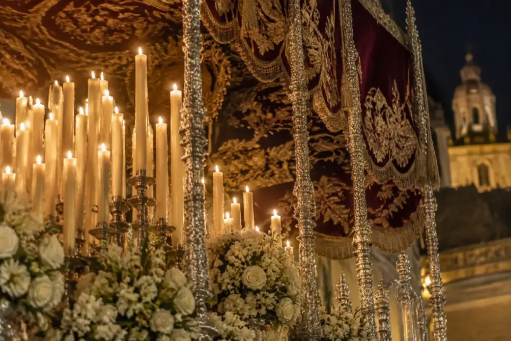 Candelería de plata y bordados en oro de un paso de palio