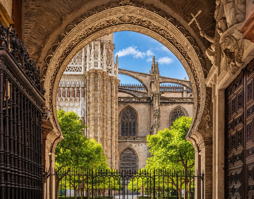 La Catedral de Sevilla vista a través de un arco de herradura