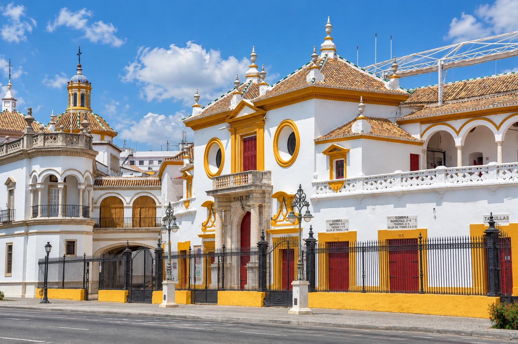 Fachada blanca y albero de la plaza de toros de la Maestranza, en El Arenal
