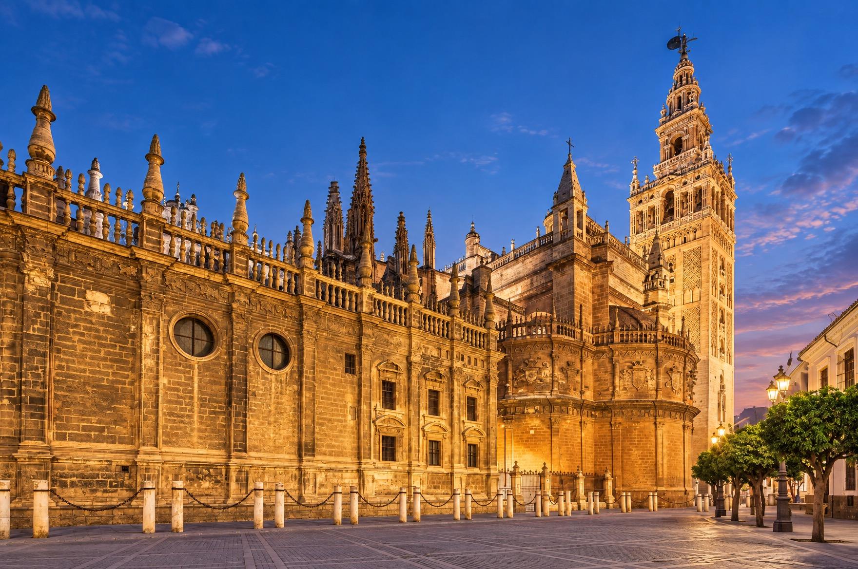 Fachada iluminada de la Catedral y la Giralda de noche