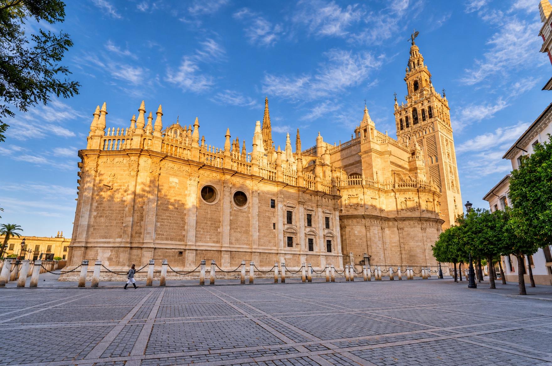 La Cattedrale e la Giralda da una piazza soleggiata