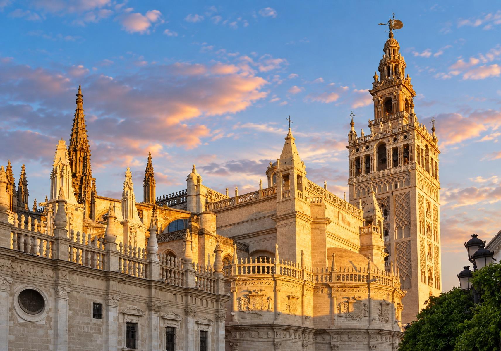 Catedral de Sevilla y Giralda con luz de atardecer