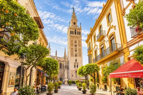 La Giralda che spunta in fondo a una via del centro