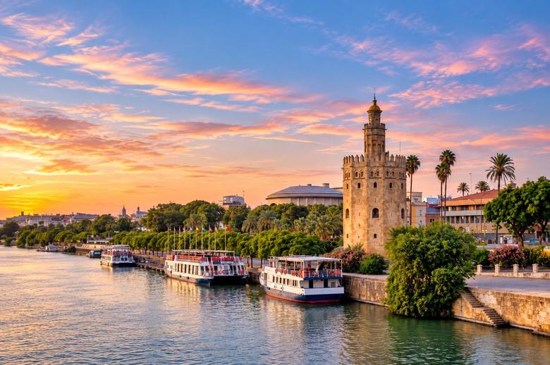 La Torre del Oro e le barche sul Guadalquivir al tramonto