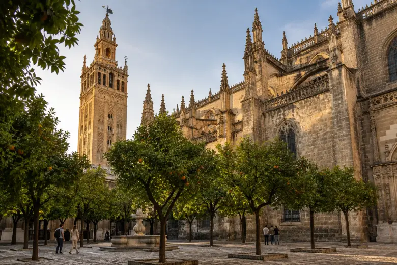Patio de los Naranjos y Giralda: el patio almohade, el alminar con su campanario renacentista y los muros góticos de la Catedral