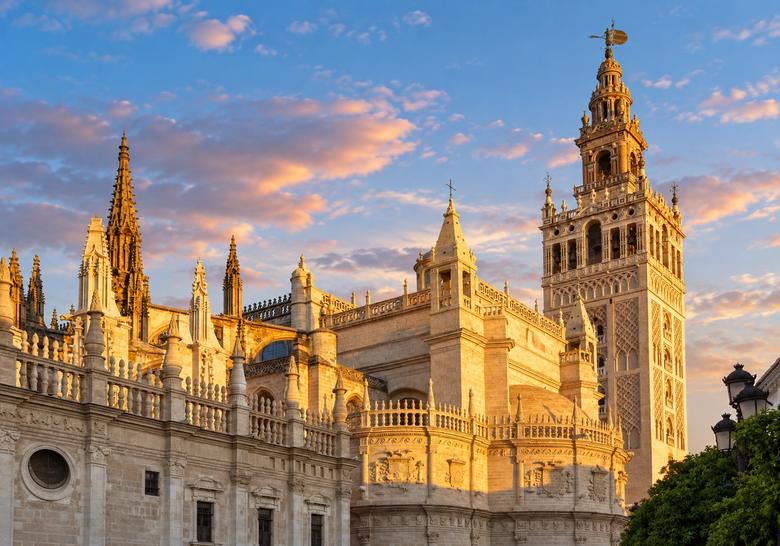 La Cattedrale di Siviglia e la Giralda nella luce del tramonto