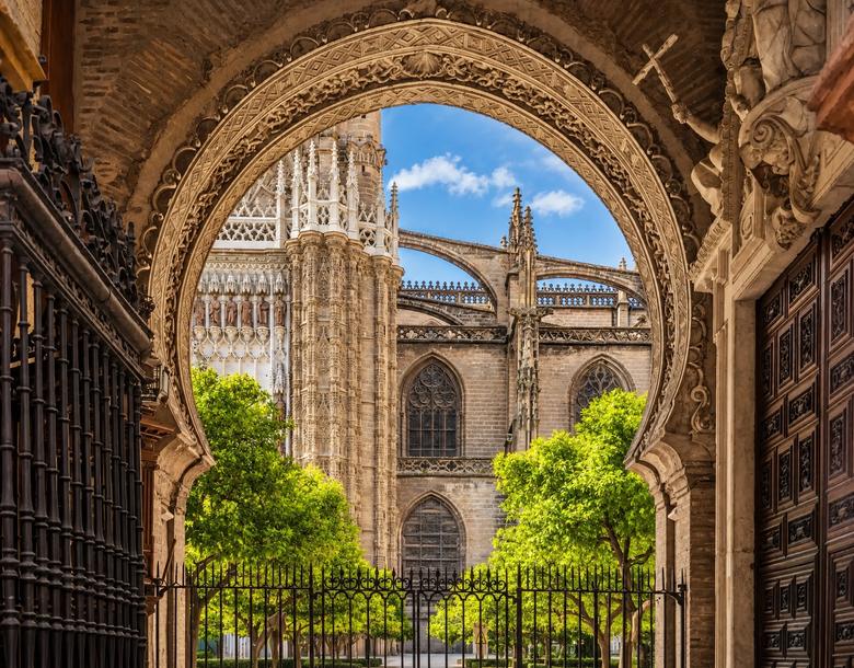 La Cattedrale di Siviglia vista attraverso un arco a ferro di cavallo