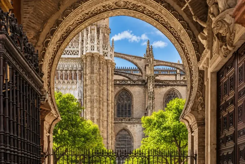 La Cattedrale incorniciata da un arco del Patio de los Naranjos