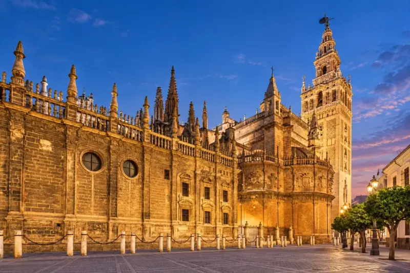 La Cattedrale e la Giralda illuminate all’ora blu
