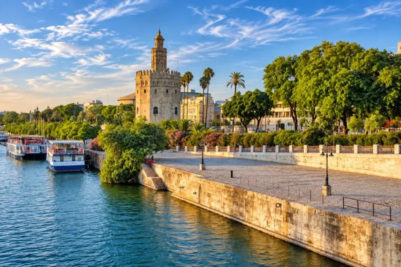 La Torre del Oro sul fiume
