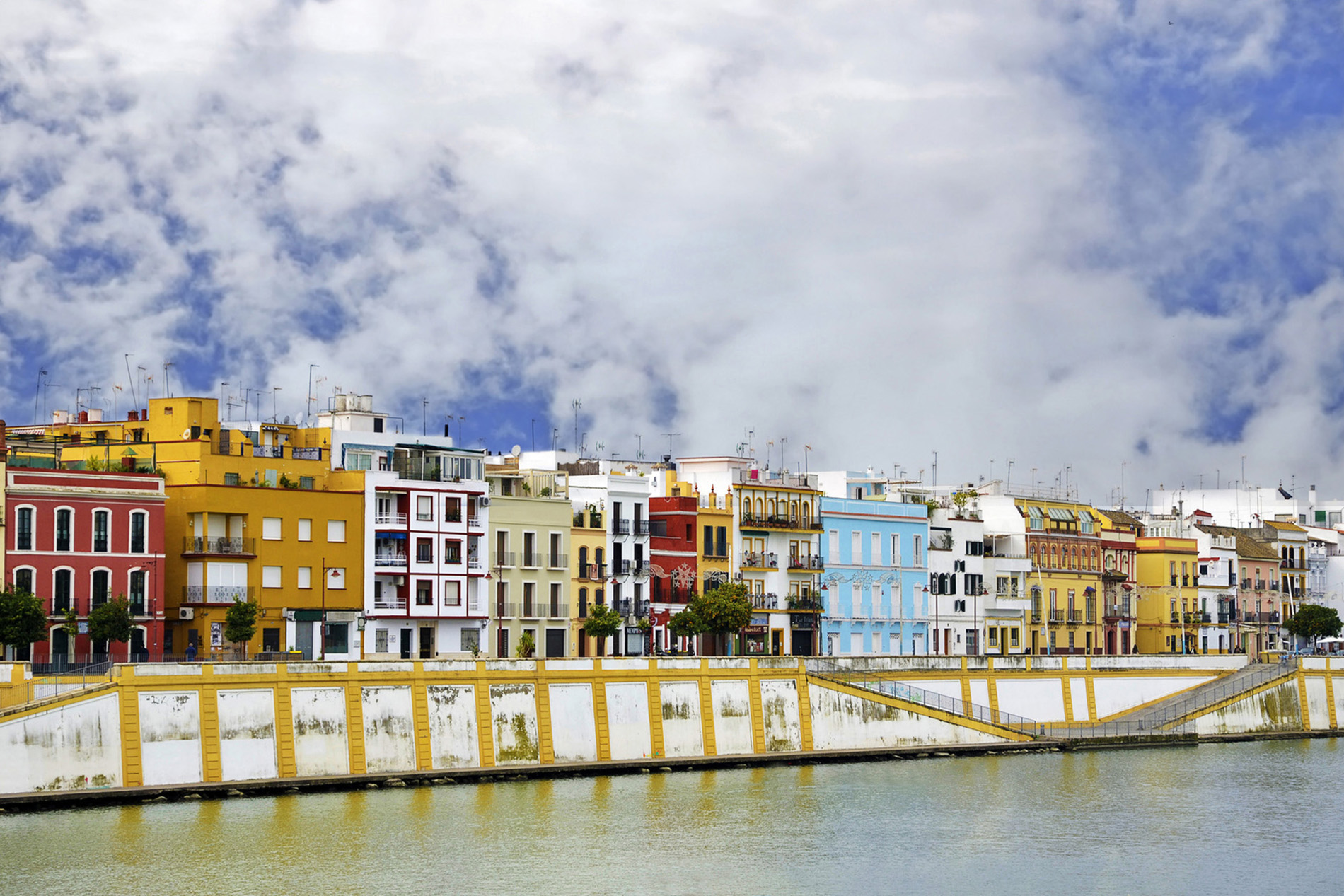 La famosa calle Betis en el barrio de Triana, junto al río Guadalquivir