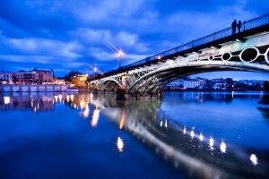 Vista panorámica del río Guadalquivir bajo el puente de Triana