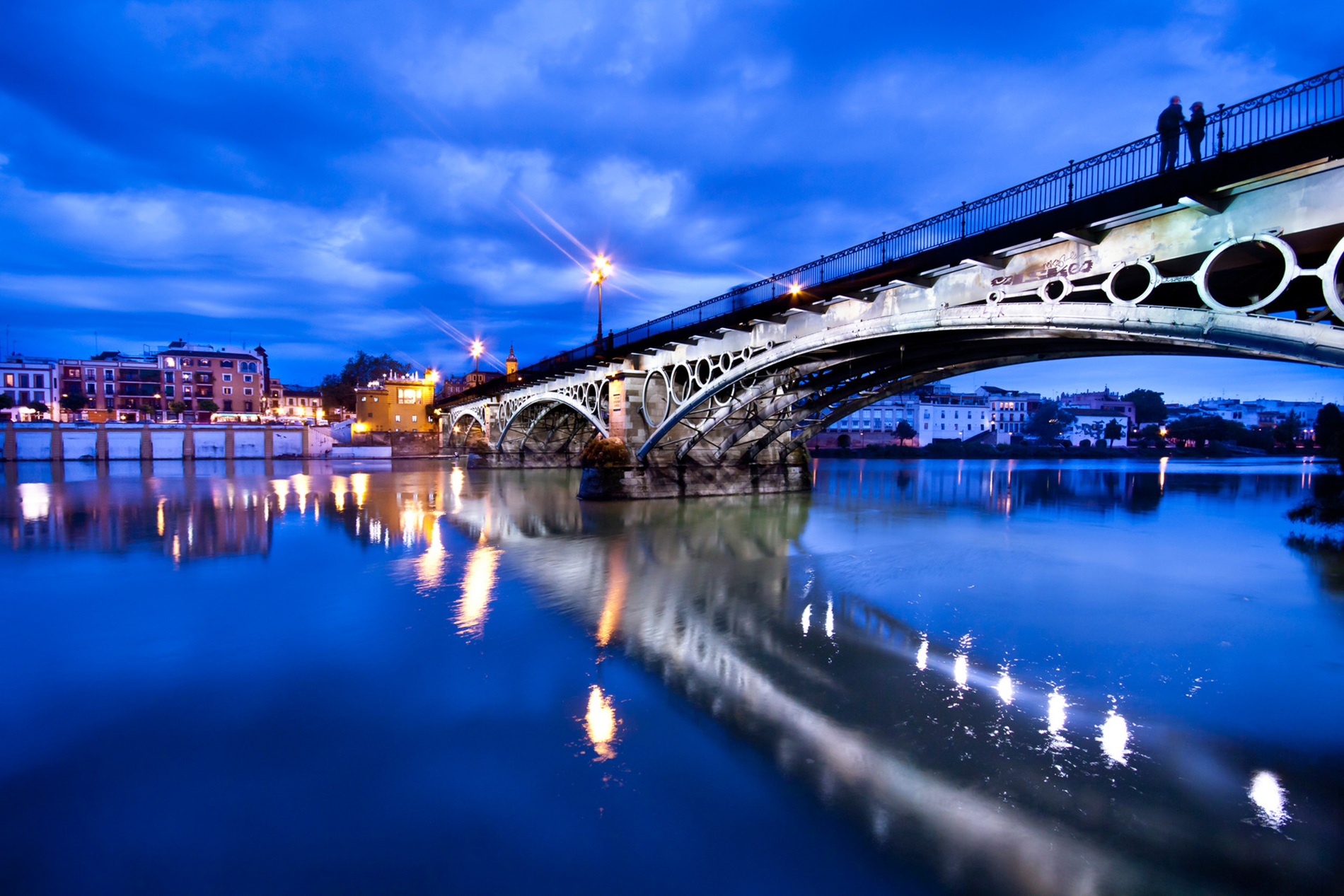 Vista panorámica del río Guadalquivir bajo el puente de Triana